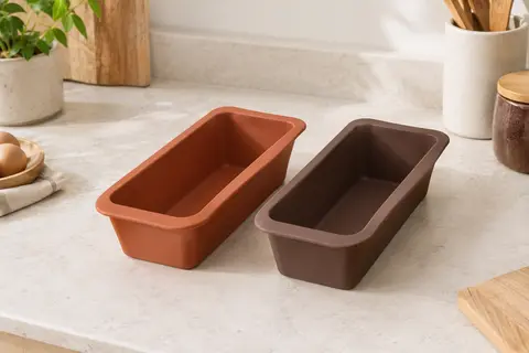 Deux inserts en silicone réutilisables posés côte à côte sur un plan de travail clair