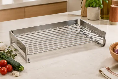 Grille réversible en inox S304 à barreaux ouverts, posée sur un plan de travail clair.